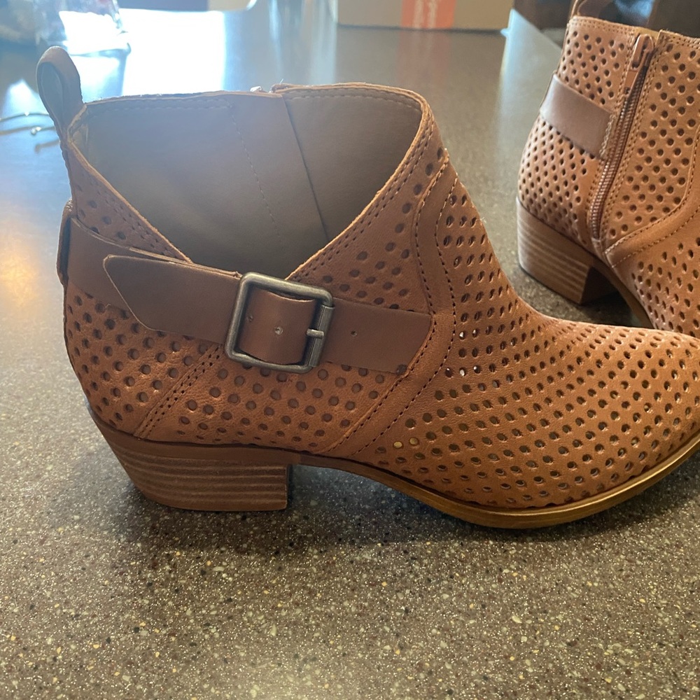 NWOB Lucky Leather Booties 6.5m. NEVER WORN